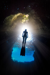Frau beim Freitauchen, tiefer Blickwinkel, Schwalbenhöhle, Vavau, Tonga, Fidschi - CUF44838