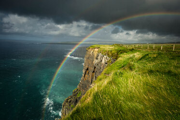 Cliffs of Moher, Regenbogen, der sich über die Klippen wölbt, Doolin, Clare, Irland - CUF44855