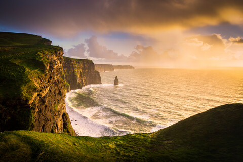 Cliffs of Moher bei Sonnenuntergang, Doolin, Clare, Irland, lizenzfreies Stockfoto