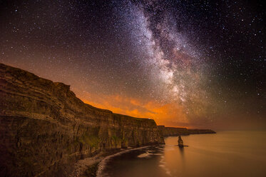 Die Milchstraße sichtbar über den Cliffs of Moher, Doolin, Clare, Irland - CUF44896