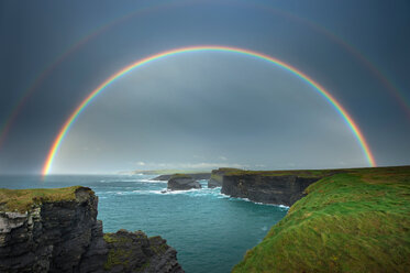 Regenbogen über Kilkee Cliffs, Kilkee, Clare, Irland - CUF44899