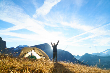 Wanderer begrüßt den Sonnenaufgang auf dem Berggipfel, Canazei, Trentino-Südtirol, Italien - CUF44965