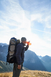 Wanderer trinkt Wasser, Canazei, Trentino-Südtirol, Italien - CUF44967