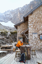 Wanderer beim Entspannen mit einer Tasse Kaffee, Canazei, Trentino-Südtirol, Italien - CUF44970