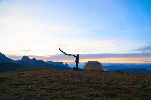 Wanderer, der sich bei Sonnenuntergang auf sein Lager vorbereitet, Canazei, Trentino-Südtirol, Italien - CUF44972