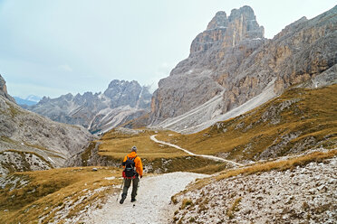 Wanderer auf unbefestigtem Weg, Canazei, Trentino-Südtirol, Italien - CUF44982