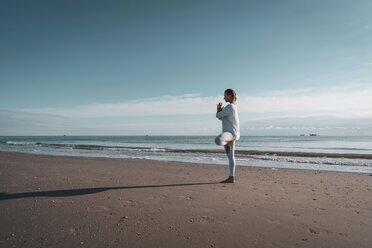 Frau übt Yoga am Strand - CUF44987