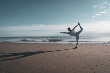 Frau übt Yoga am Strand - CUF44988