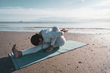 Frau übt Yoga am Strand - CUF44989