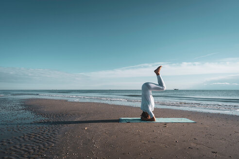 Frau übt Yoga am Strand - CUF44991