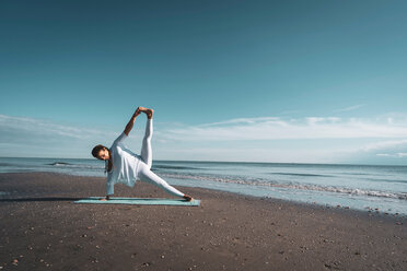 Frau übt Yoga am Strand - CUF44992