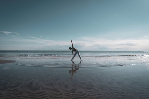 Frau übt Yoga am Strand - CUF44996