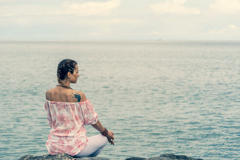 Meditierende Frau am Meer - CUF45002