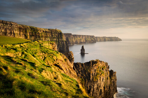 Cliffs of Moher bei Sonnenuntergang, Doolin, Clare, Irland - CUF45035