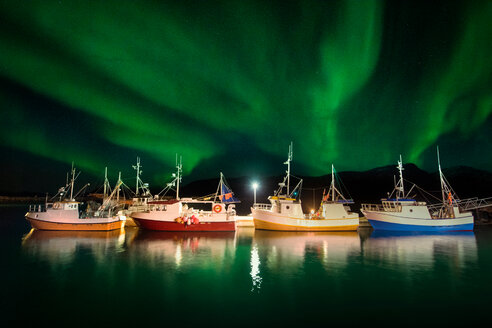 Vengsoy, traditionelle norwegische Fischerboote bei Nordlicht, Tromsø, Troms, Norwegen - CUF45042