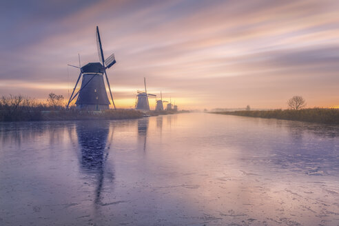 Niederlande, Holland, Rotterdam, Kinderdijk am Abend - RPSF00242