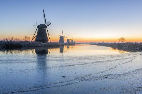 Niederlande, Holland, Rotterdam, Kinderdijk am Abend - RPSF00244