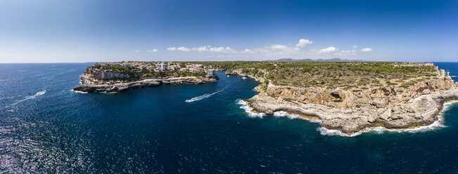 Spanien, Balearische Inseln, Mallorca, Luftaufnahme der Bucht Cala Figuera und Calo d'en Busques - AMF06015