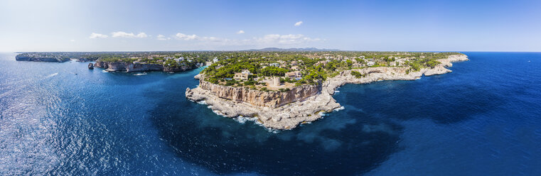 Spanien, Balearische Inseln, Mallorca, Luftaufnahme der Bucht Cala Santanyi und Roca Fesa - AMF06022