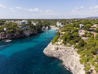 Spanien, Balearische Inseln, Mallorca, Luftaufnahme der Bucht Cala Santanyi, Strand und Roca Fesa - AMF06024