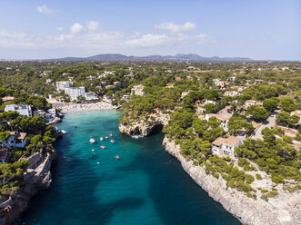 Spanien, Balearische Inseln, Mallorca, Luftaufnahme der Bucht Cala Santanyi, Strand - AMF06025