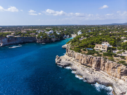 Spanien, Balearische Inseln, Mallorca, Luftaufnahme der Bucht Cala Santanyi - AMF06027