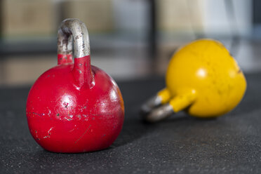 Kettlebells auf dem Boden in der Turnhalle - STSF01756