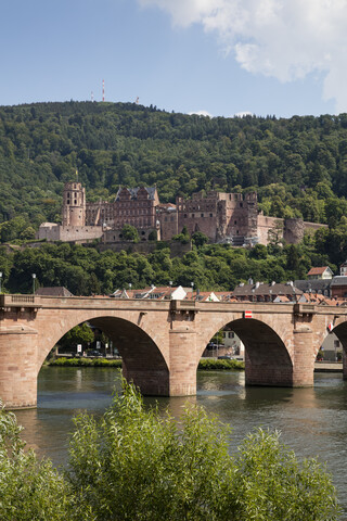 Deutschland, Baden-Württemberg, Heidelberg, Neckar, Karls-Theodore-Brücke und Heidelberger Schloss, lizenzfreies Stockfoto