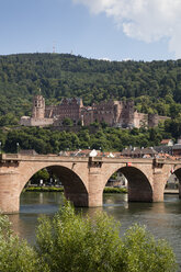 Deutschland, Baden-Württemberg, Heidelberg, Neckar, Karls-Theodore-Brücke und Heidelberger Schloss - WIF03639