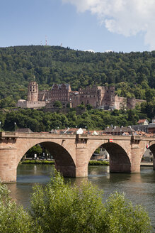 Deutschland, Baden-Württemberg, Heidelberg, Neckar, Karls-Theodore-Brücke und Heidelberger Schloss - WIF03639