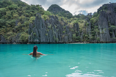 Frau im Meer, Banga, Palawan, Philippinen, lizenzfreies Stockfoto