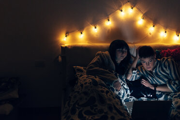 Frauen im Bett in der Dunkelheit mit Laptop - CUF45149