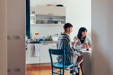 Frauen zu Hause beim Essen am Tisch - CUF45159