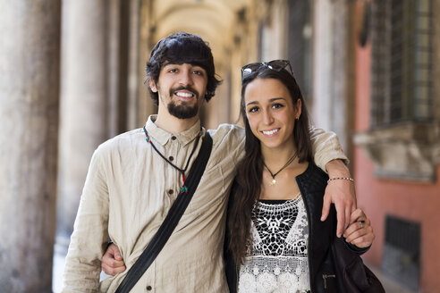 Italien, Bologfna, Porträt eines glücklichen jungen Paares Arm in Arm - GIOF04667