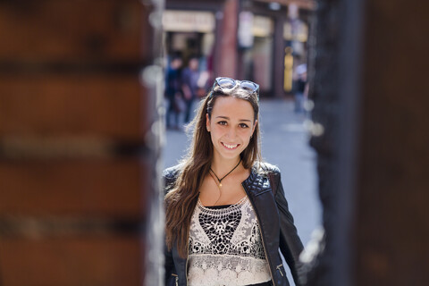 Porträt einer modischen jungen Frau in der Stadt, lizenzfreies Stockfoto