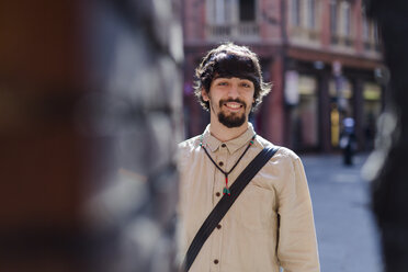 Portrait of smiling young man in the city - GIOF04670