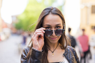 Portrait of smiling young woman with sunglasses - GIOF04673