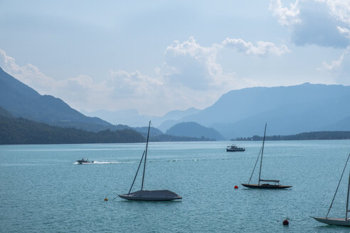 Österreich, Ausseer Land, Boote auf einem See - HAMF00377