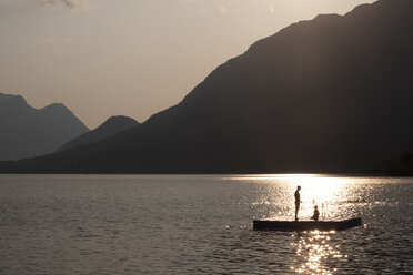 Österreich, Ausseer Land, Menschen am See haben Spaß auf einer schwimmenden Plattform - HAMF00380
