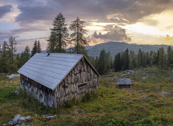 Österreich, Ausseer Land, Holzhütten in den Bergen - HAMF00391