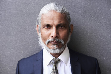Porträt eines älteren Geschäftsmannes mit grauem Haar und Bart - IGGF00623