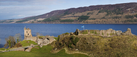 Großbritannien, Schottland, Loch Ness, Drumnadrochit, Urquhart Castle im Panoramablick, lizenzfreies Stockfoto