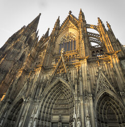 Deutschland, Köln, Blick auf die Südseite des Kölner Kathedrals bei Sonnenuntergang - DWIF00950