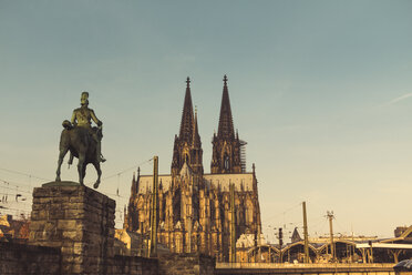 Deutschland, Köln, Blick auf Reiterskulptur Wilhelms II., Kölner Dom und Hauptbahnhof - DWIF00951