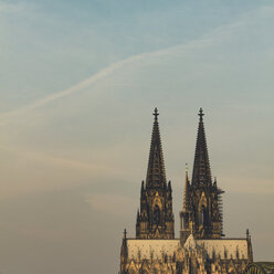 Deutschland, Köln, Blick auf die Ostseite des Kölner Kathedrals bei Sonnenuntergang - DWIF00952