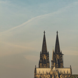 Deutschland, Köln, Blick auf die Ostseite des Kölner Kathedrals bei Sonnenuntergang - DWIF00952