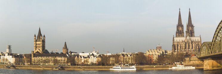 Deutschland, Köln, Panoramablick auf die historische Altstadt mit Kölner Dom - DWIF00953