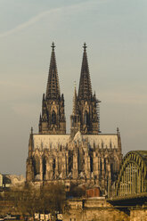 Deutschland, Köln, Blick auf die Ostseite des Kölner Kathredals mit der Hohenzollernbrücke im Vordergrund - DWIF00954