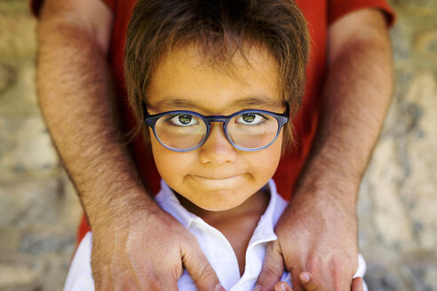 Porträt eines kleinen Jungen mit Brille, der vor seinem Vater steht - VABF01623