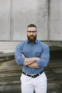 Porträt eines bärtigen Hipster-Geschäftsmannes mit Brille und kariertem Hemd - FMGF00007